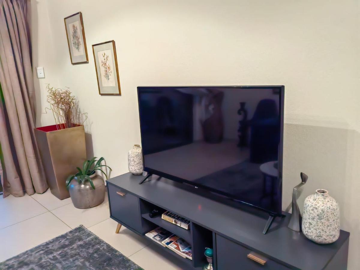 Classy And Cosy Apt - Dainfern Сандтън Екстериор снимка